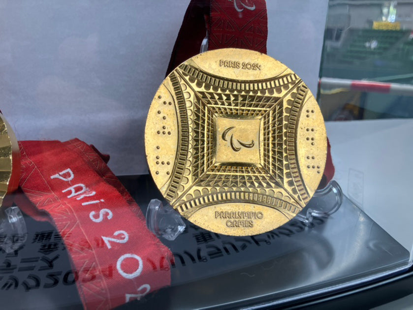 会場では上地結衣選手のパリパラリンピック金メダルも展示。